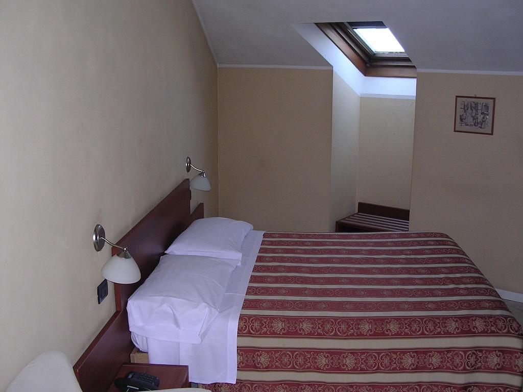 Cerruti Hotel Vercelli Camera foto