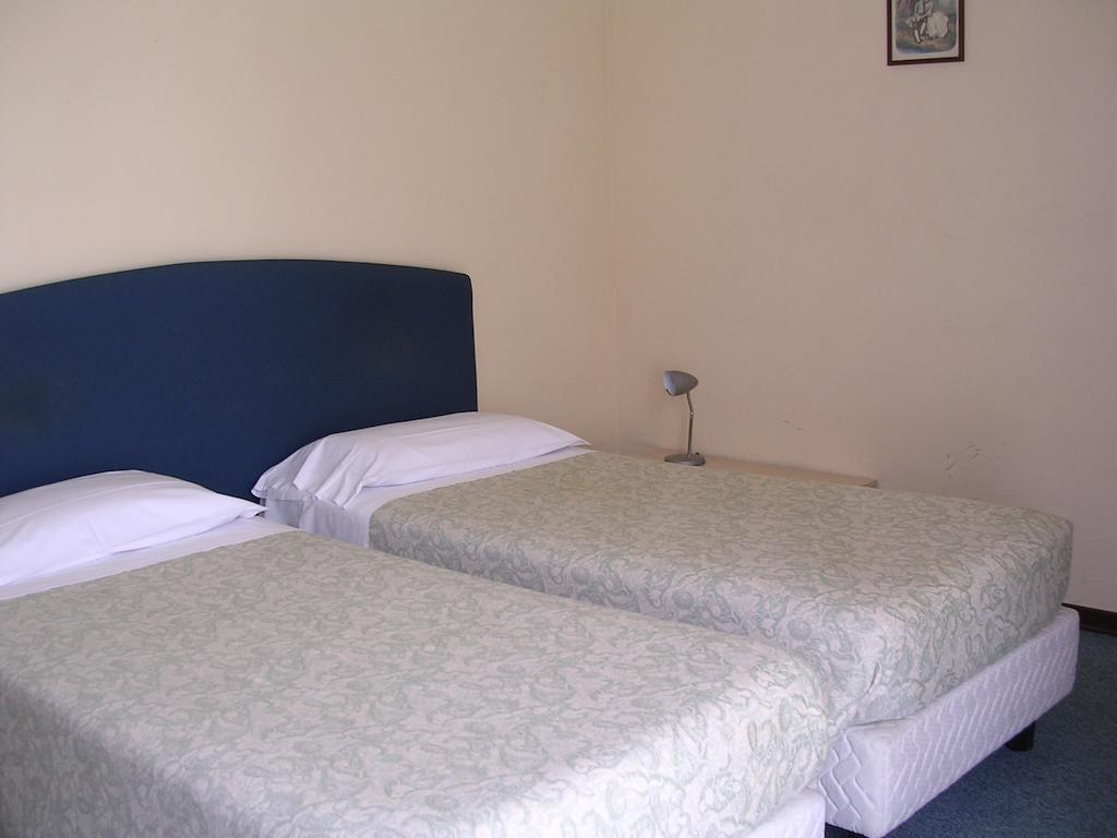 Cerruti Hotel Vercelli Camera foto